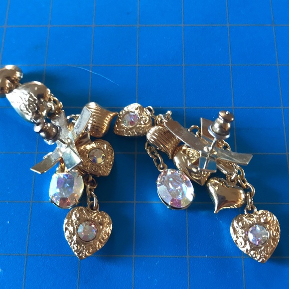 Adorable gold tone earrings with charm hearts - Picture 4 of 6